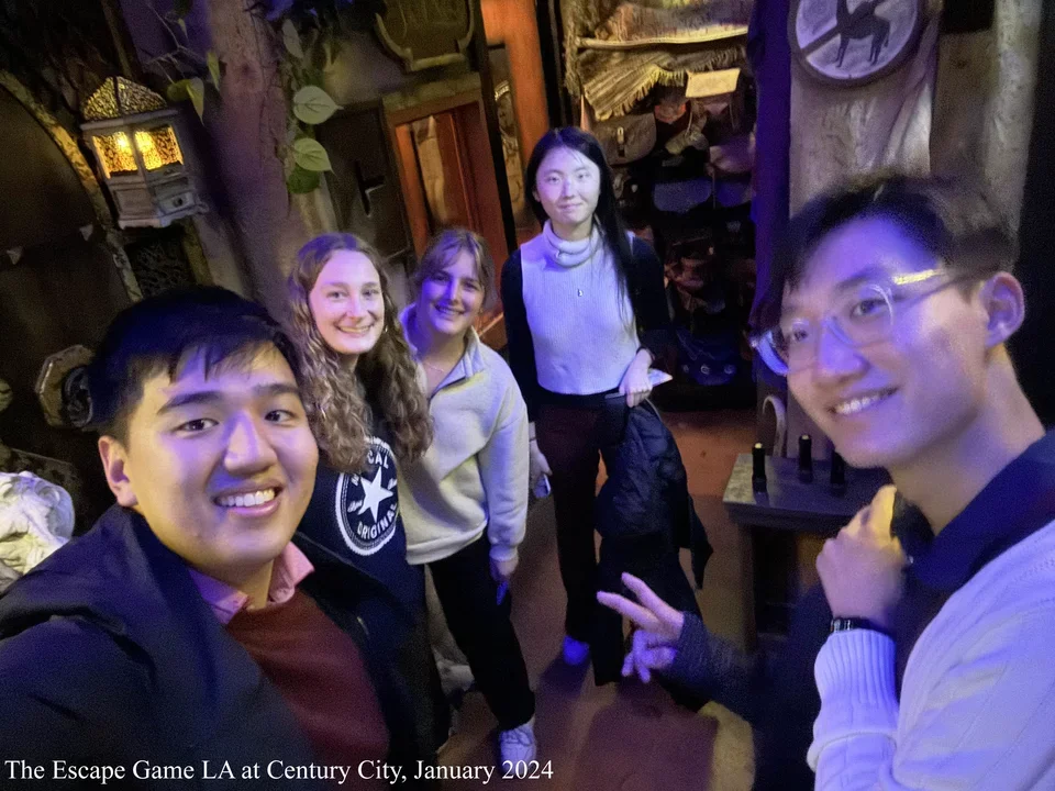 5 students taking a selfie in an escape room