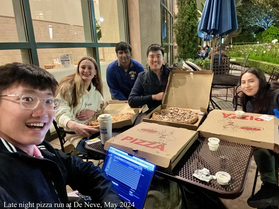 5 undergraduates eating pizza at de Neve